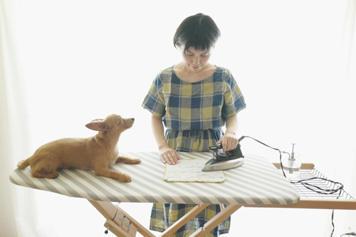 LeicaQ typ116 Summilux28mm F1.7 ASPH｜作例｜アイロンを掛ける女性