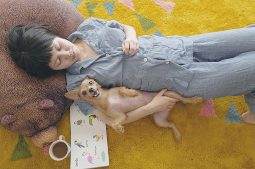 LeicaQ typ116 Summilux28mm F1.7 ASPH｜作例｜笑う犬と女性